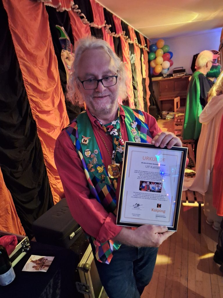 Ulf Katler mit Danksagungsurkunde der Kolpingsfamilie Husen.